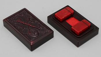 SIGILSTAMPAR, 2 st, sten, 1900-talets andra hälft.