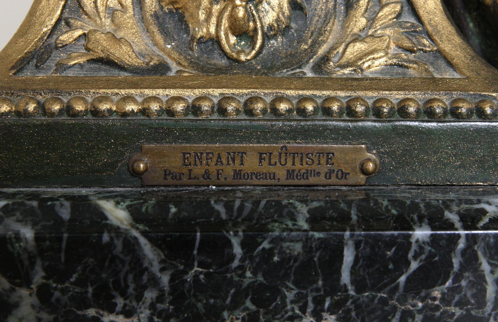 BORDSPENDYL samt URNOR, 2 st, Louis XVI-stil, 1900-tal.