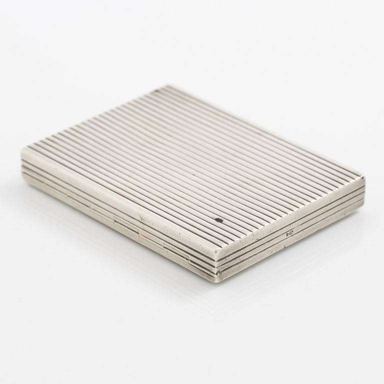 Puderdosa, silver samt guld. Med dekor av fåglar och rosa stenar.