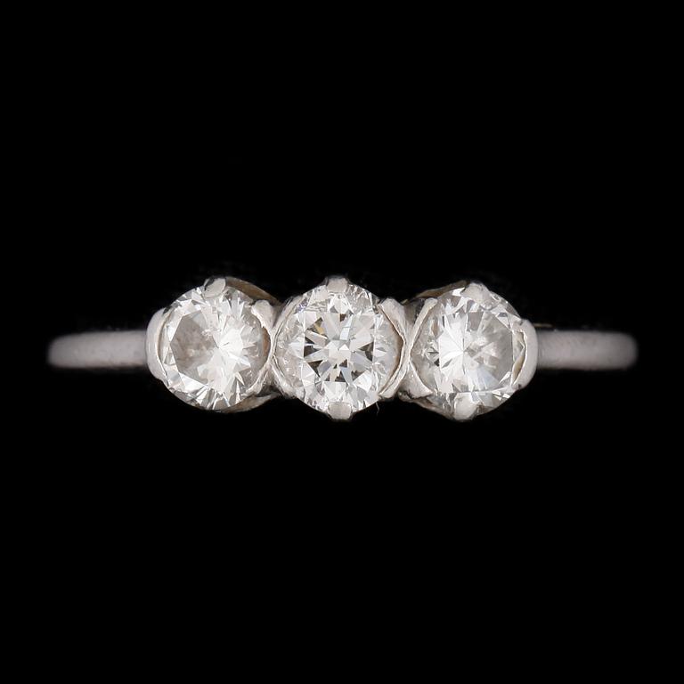 RING, 18k vitguld med diamanter tot ca0,77ct. Vikt 3g.