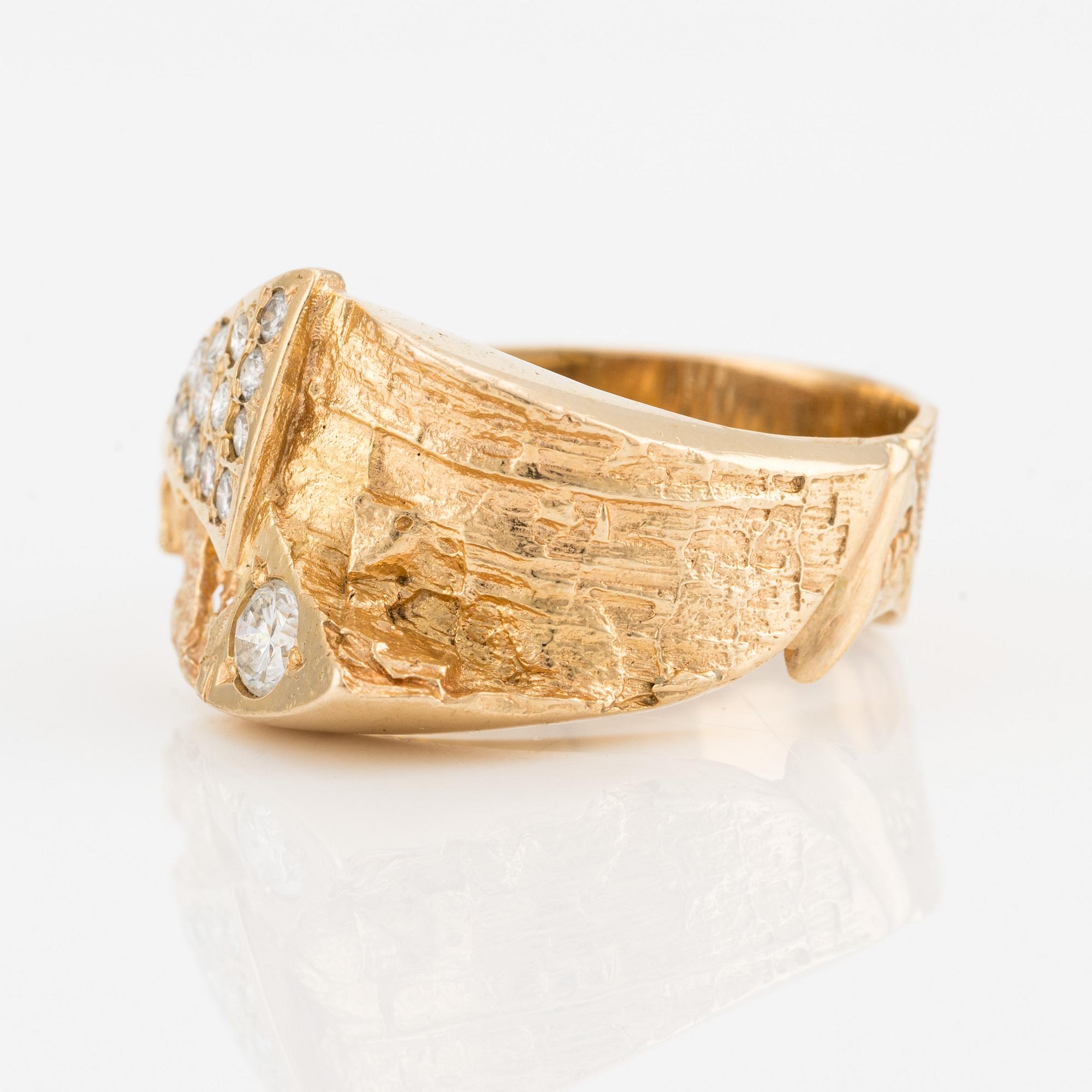Ring, 18K guld med briljantslipade diamanter.