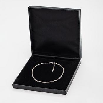 Tennishalsband/-armband, 14K vitguld, diamanter ca 5.10 ct tot. Med AIG-certifikat.