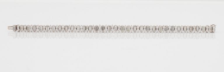 ARMBAND, med 64 briljantslipade diamanter samt 32 baguetteslipade diamanter, totalt circa 12.00 ct.