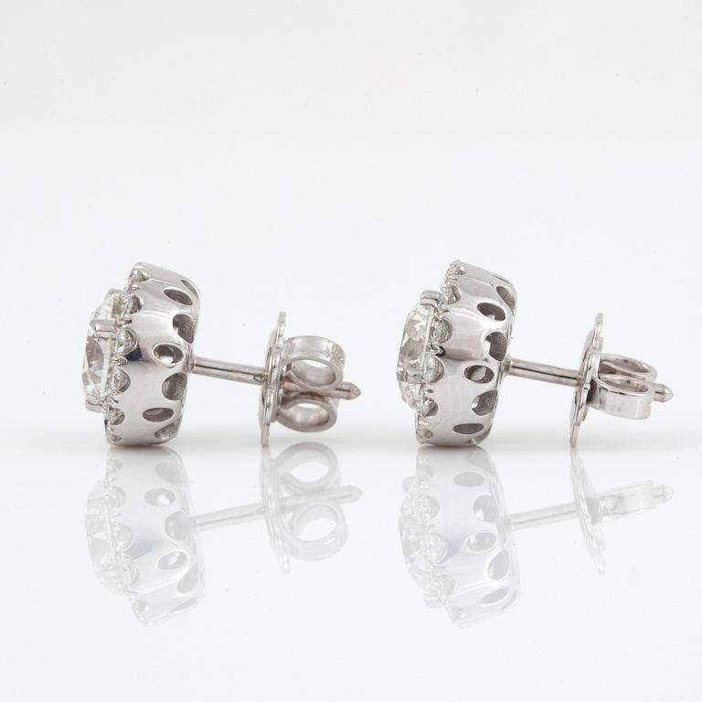 ÖRHÄNGEN med briljantslipade diamanter 1.00 ct samt 1.00 ct, båda kvalitet G/VS2 enligt certifikat från GIA.