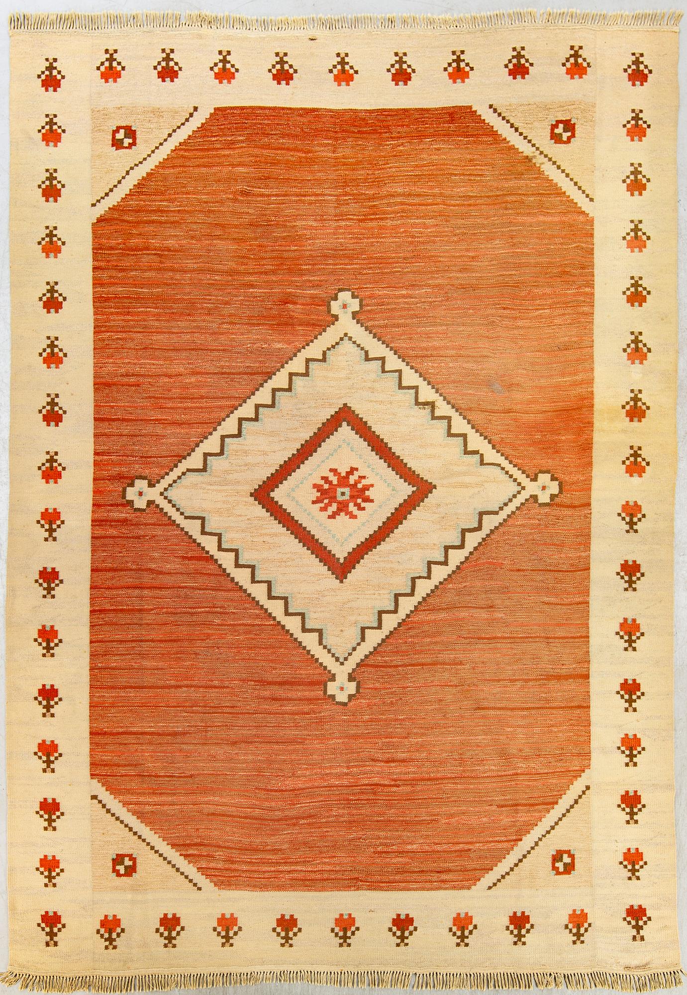A Swedish 1940's Art Deco flat weave carpet ca 404 x 279 cm.