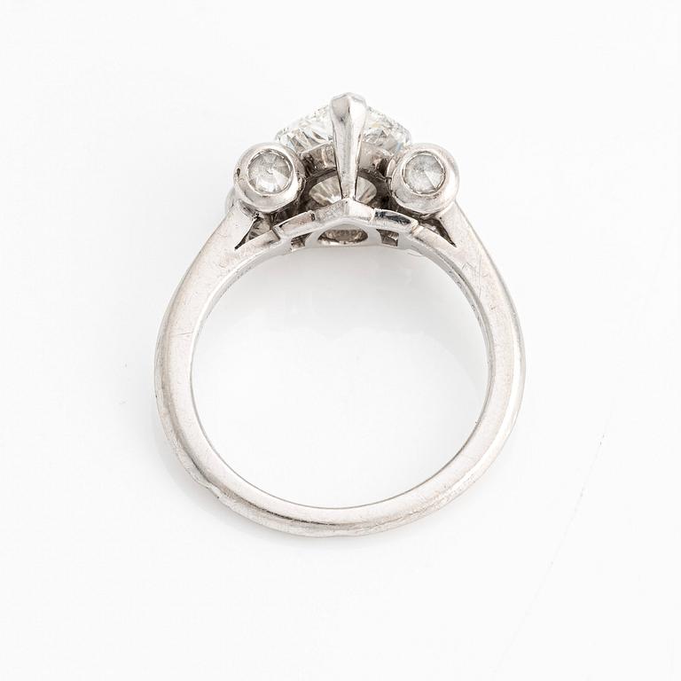 Mauboussin ring platina med en droppformad diamant ca 2.50 ct.