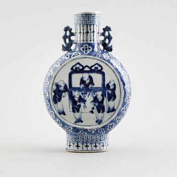 PILGRIMSFLASKA, porslin, Kina, 1800-talets mitt.