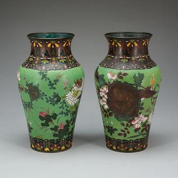 URNOR, ett par, koppar och emalj, Kina, 1800-tal.