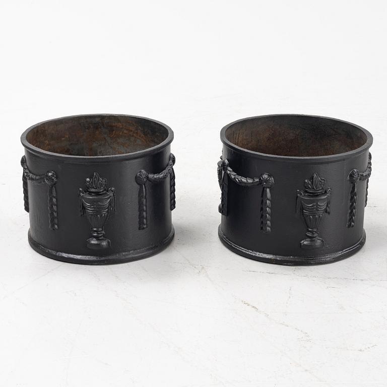Trädgårdsurnor, ett par, gjutjärn, 1900-talets andra hälft.