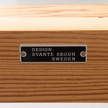 Svante Skogh, a 'Vindö' dining table and four chairs, Balders snickeri, Vaggeryd, second half of the 20th century.