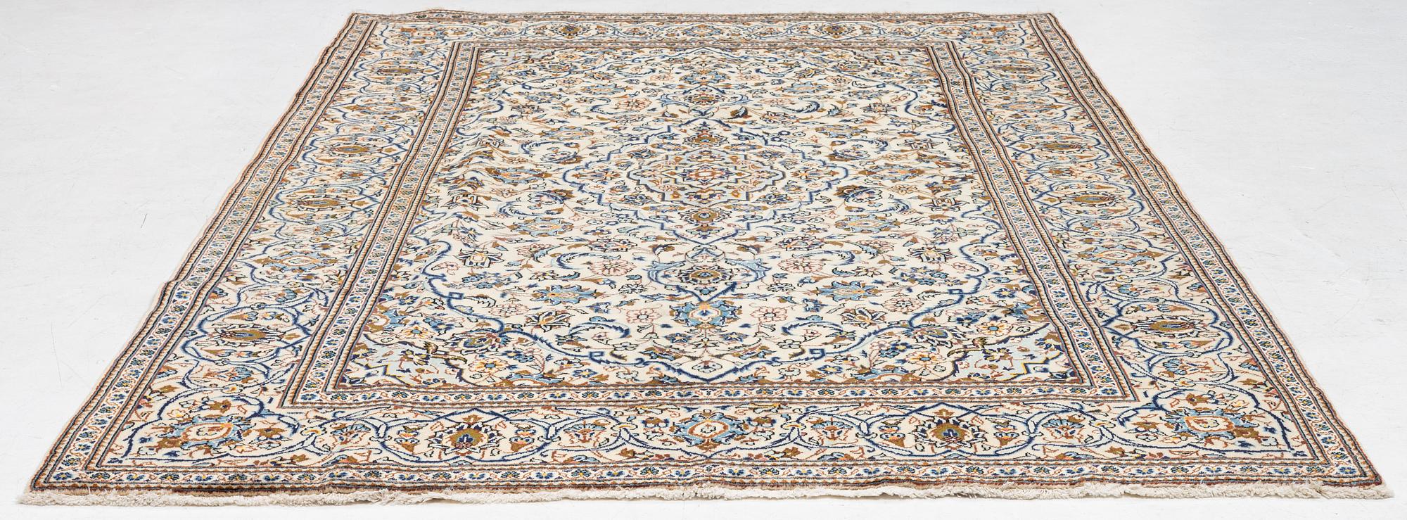 A Keshan carpet, c. 295 x 195 cm.