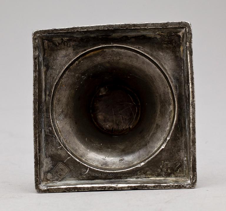 SKÄNKKANNA samt LJUSSTAKE, tenn, bla Fredrik Johan Werrenrath, Lund. 1800-tal.