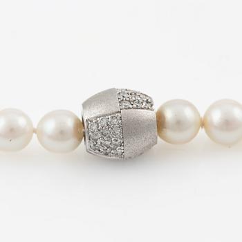 Pearl necklace, with cultured pearls, clasp in 18K white gold set with brilliant-cut diamonds.