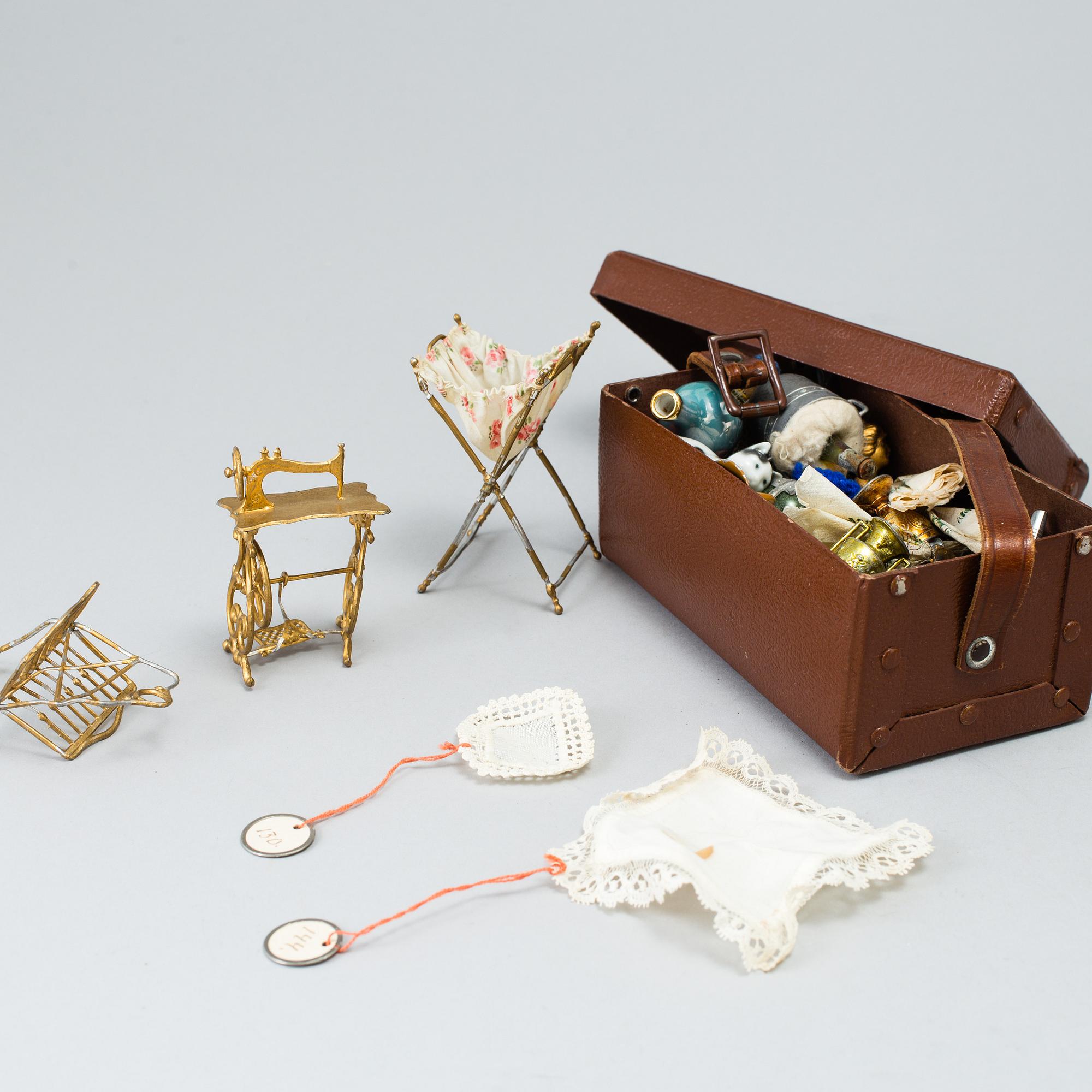 Dollhouse furniture and accessories. Early 20th century..