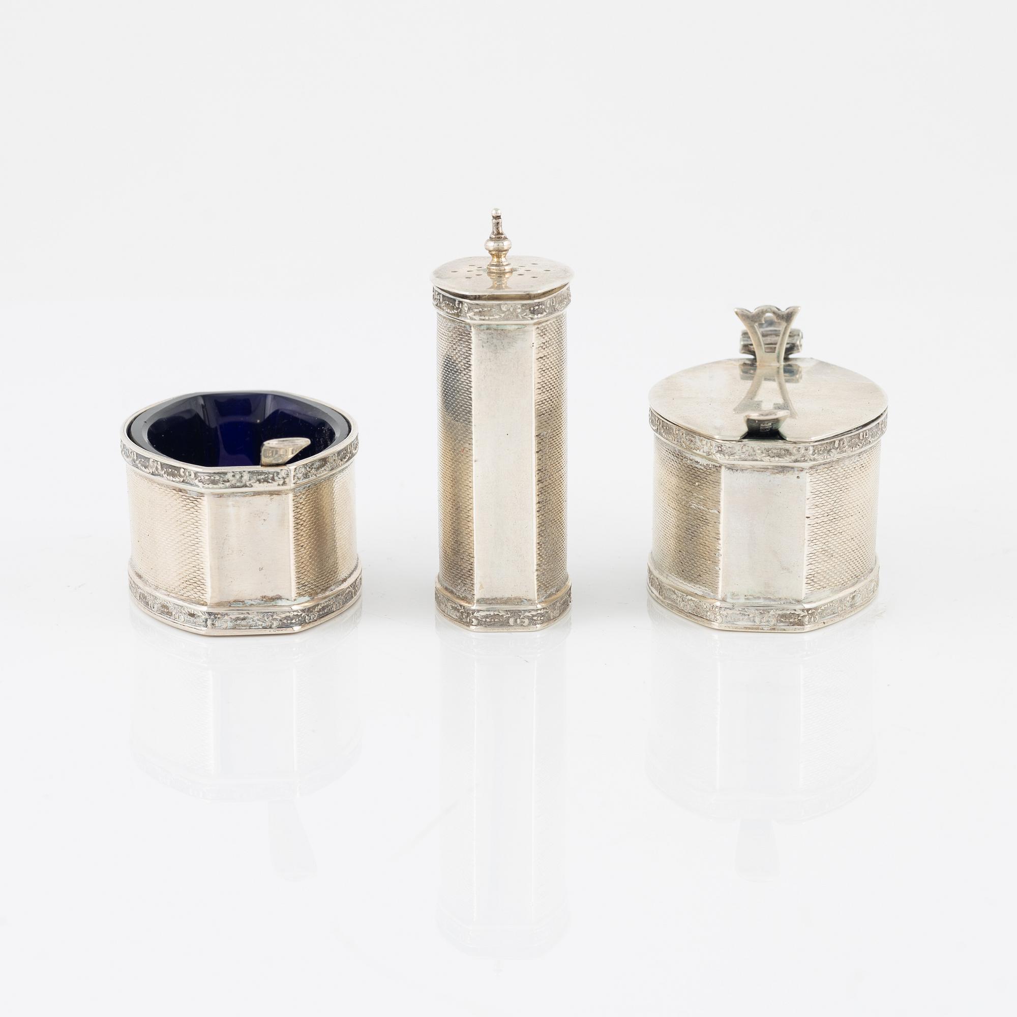 A three piece silver table set, England 1904.