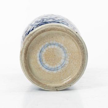 Vas, porslin. Sen Qingdynasti.