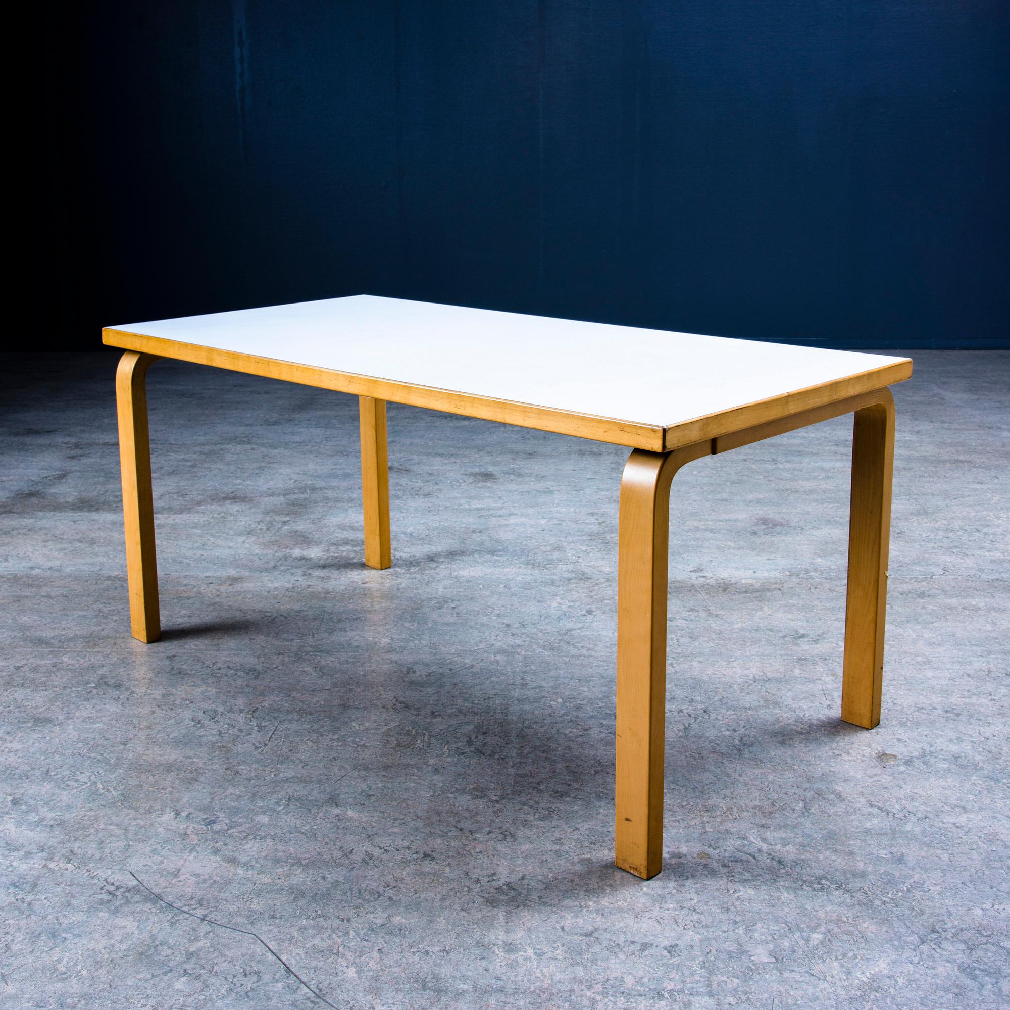 ALVAR AALTO, BORD MODELL 82 A OCH FYRA STOLAR MODELL 45. Artek 1900-talets andra hälft.