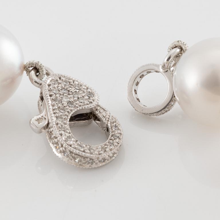 Necklace, with cultured South Sea pearls, clasp 14K white gold set with small brilliant-cut diamonds.