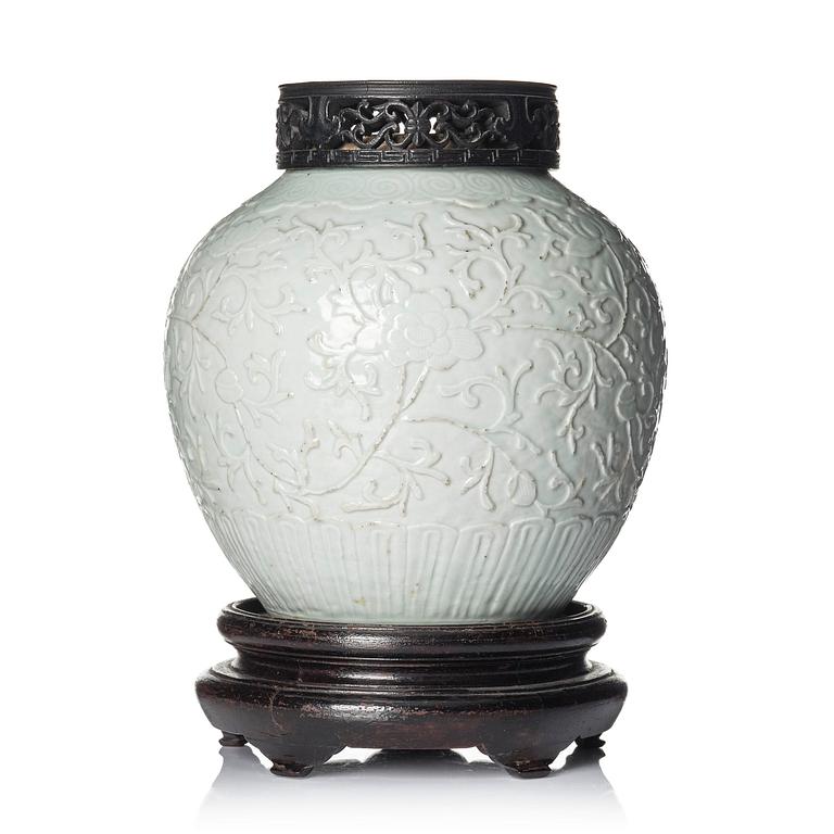 A blanc de chine jar, Qing dynasty, 19th century.
