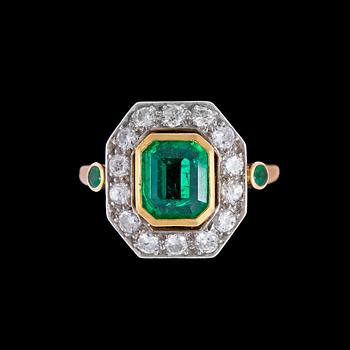 1326. An emerald, 1.90 cts, and brilliant cut diamond ring, tot. 1.60 cts.