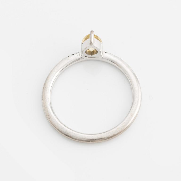 Ring, Cecilia Kores, Mumbai Stockholm, med droppformad gul safir och små briljantslipade diamanter,