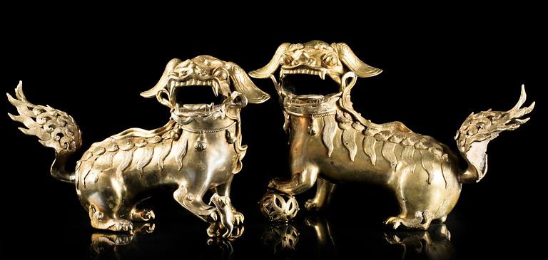 TEMPELHUNDAR, ett par, mässing, 1900-tal.