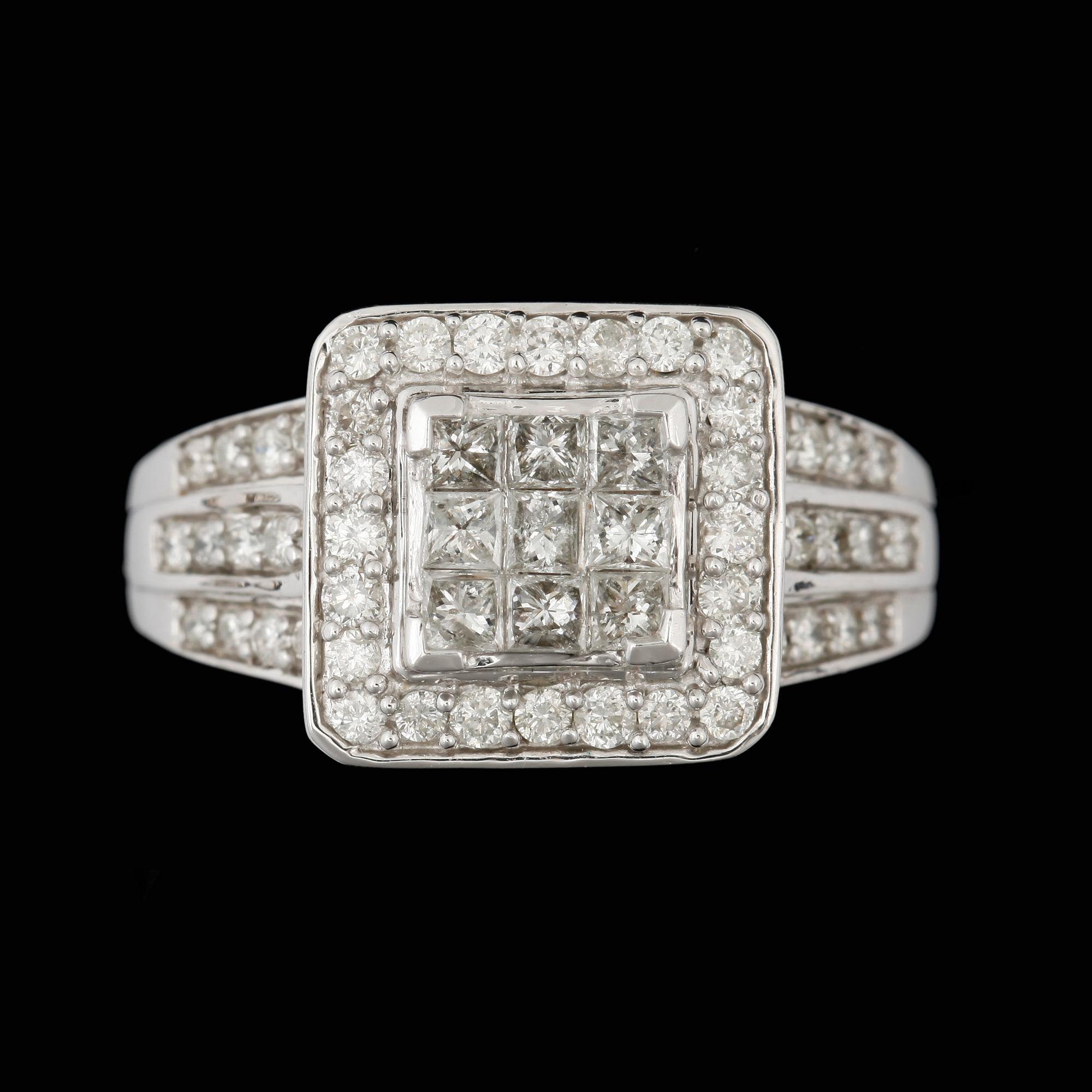 RING, 14k vitguld med 9 prinsesslipade diamanter samt flera små briljantslipade diamanter. Vikt ca 6,4 gram.
