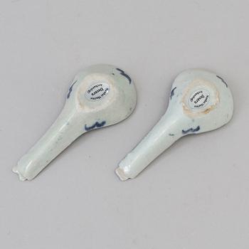 A pair of blue an white spoons, 'Desaru', 1835-50.