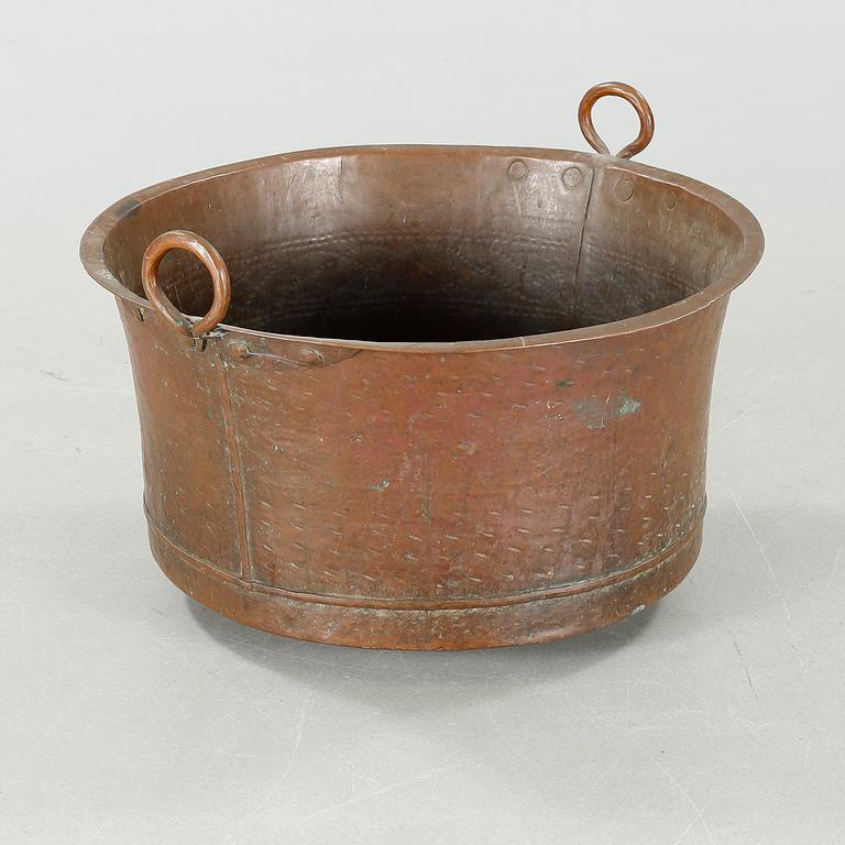 A copper wash tub, 19th century.