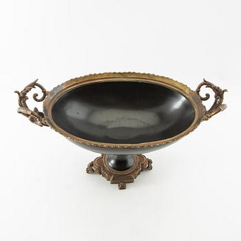 Bowl on foot Louis XVI style, first half of the 20th century.
