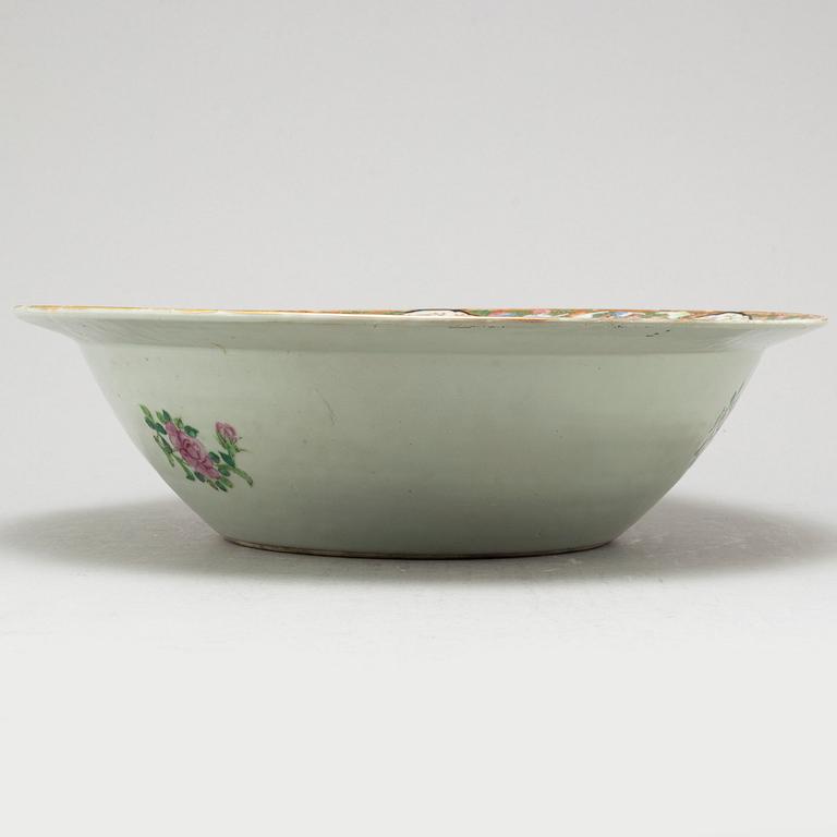 A large famille rose Canton punch bowl, Qing dynasty, late 19th century.