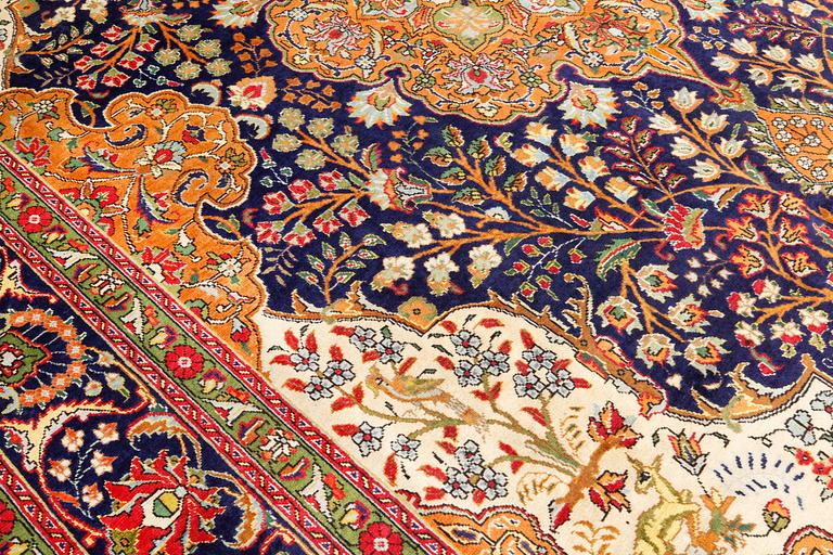 A pictoral Tabriz carpet, ca 403 x 282 cm.