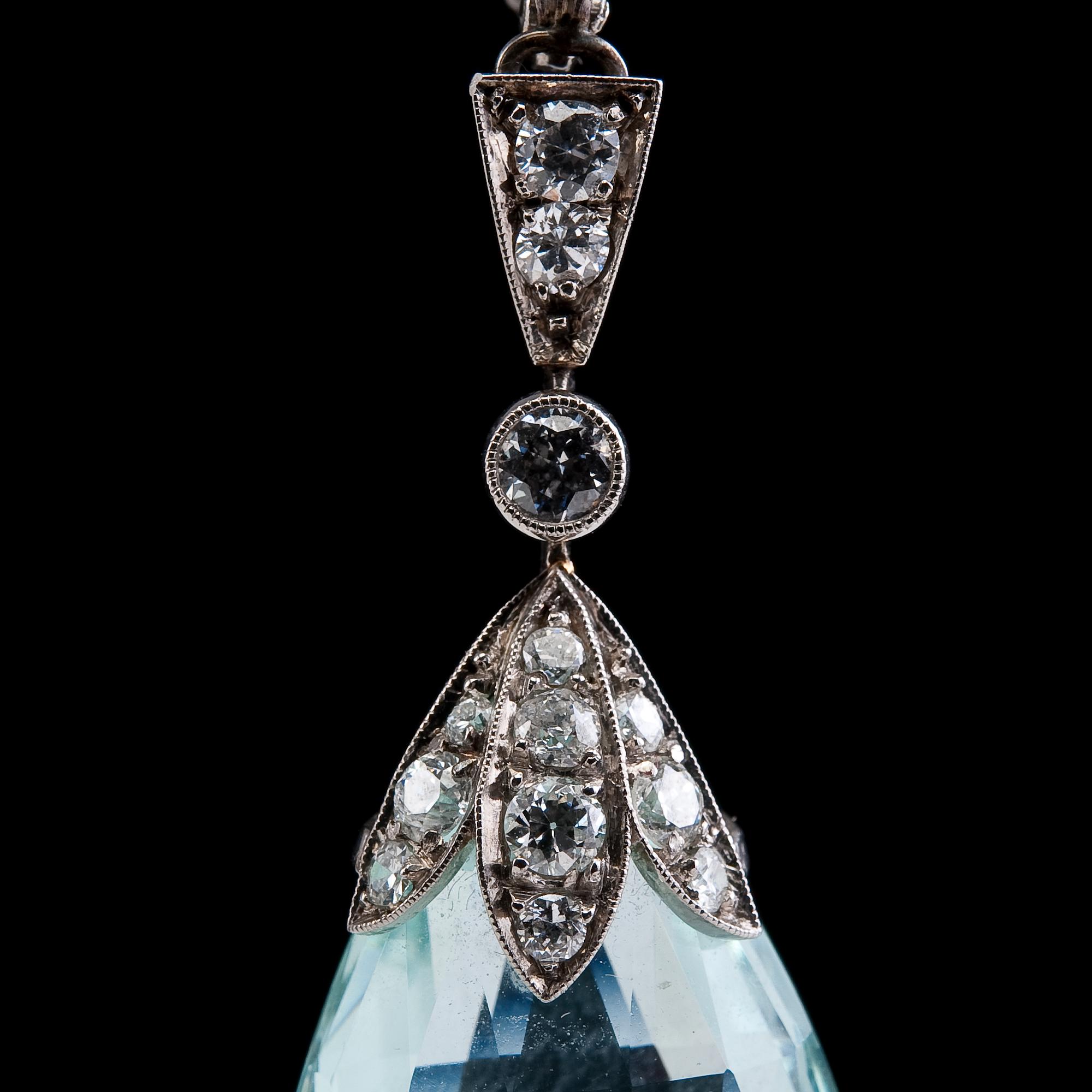 HÄNGE, akvamarin 2,7 x 1,6 cm och 13 briljantslipade diamanter ca 0.7 ct.