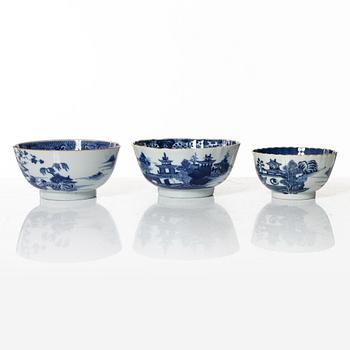 A set of five Chinese export porcelain bowls, Qing dynasty, Qianlong (1736-95).