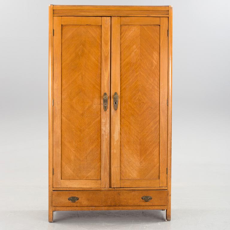 A 1920´s cabinet for clothing.