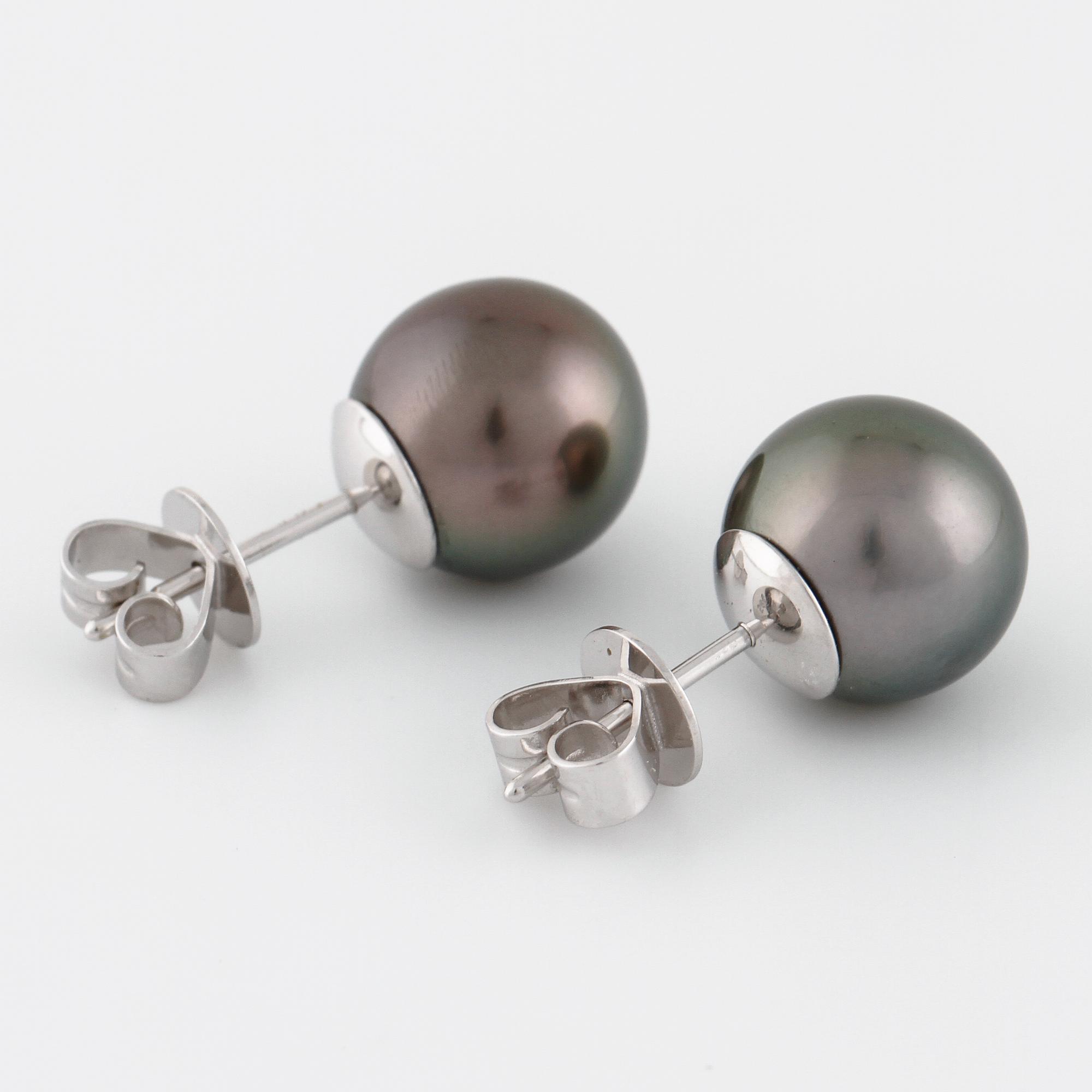 ÖRHÄNGEN, med odlade Tahitipärlor.