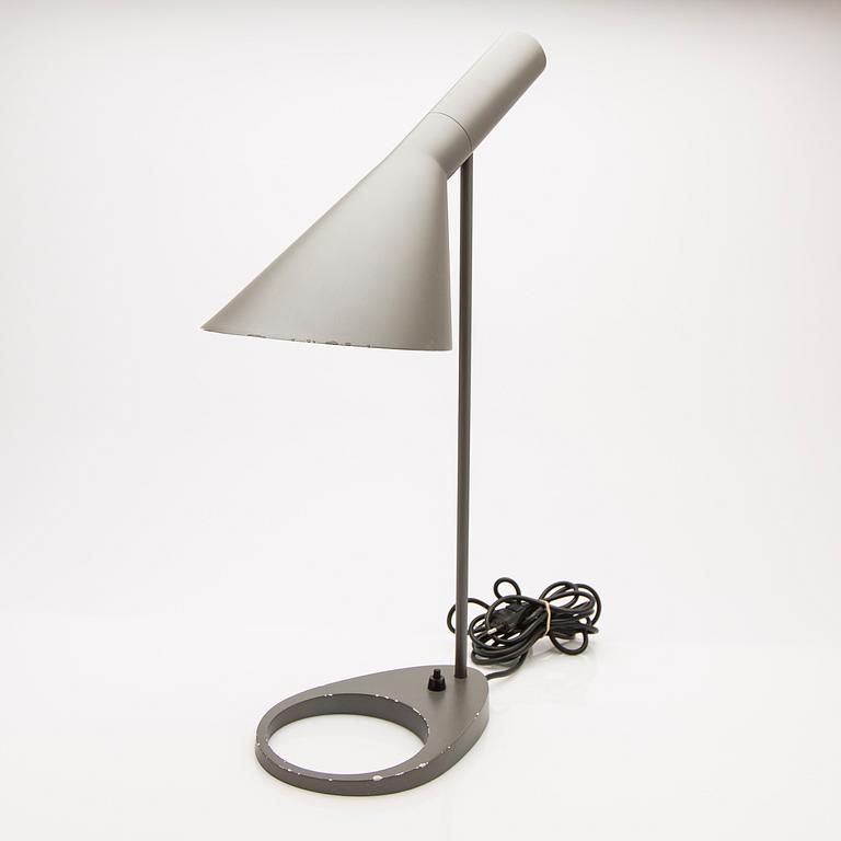 Arne Jacobsen, bordslampa, "AJ", Louis Poulsen, Danmark.