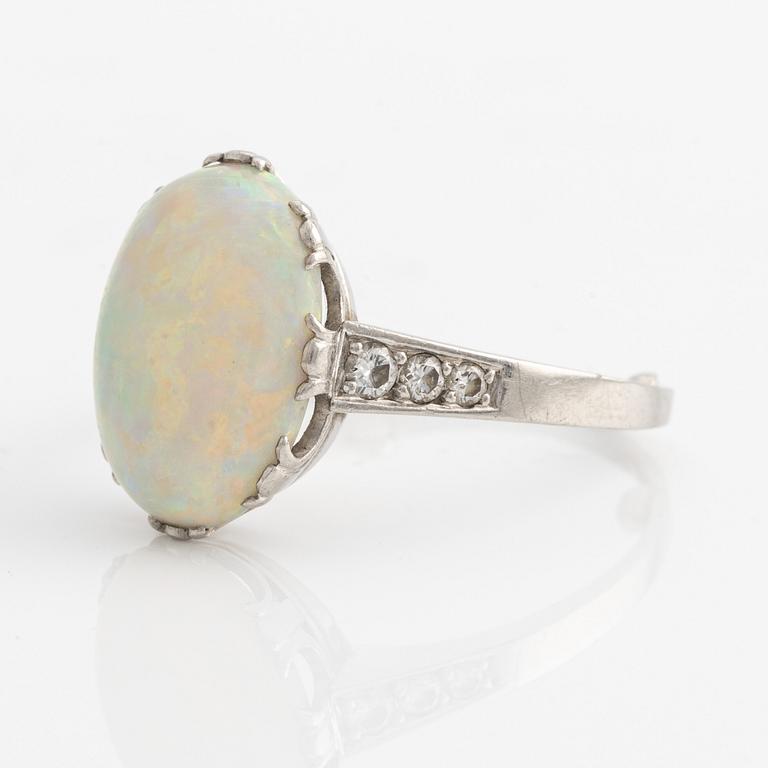 Ring 18K vitguld med en opal och runda briljantslipade diamanter.