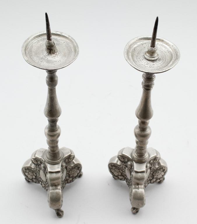 LJUSSTAKAR, 1 par, tenn, barockstil, 1800-/1900-tal.