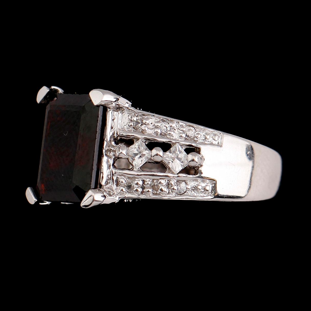 RING, sterlingsilver, granat ca 3.50 ct, vita safirer tot ca 0,40 ct.