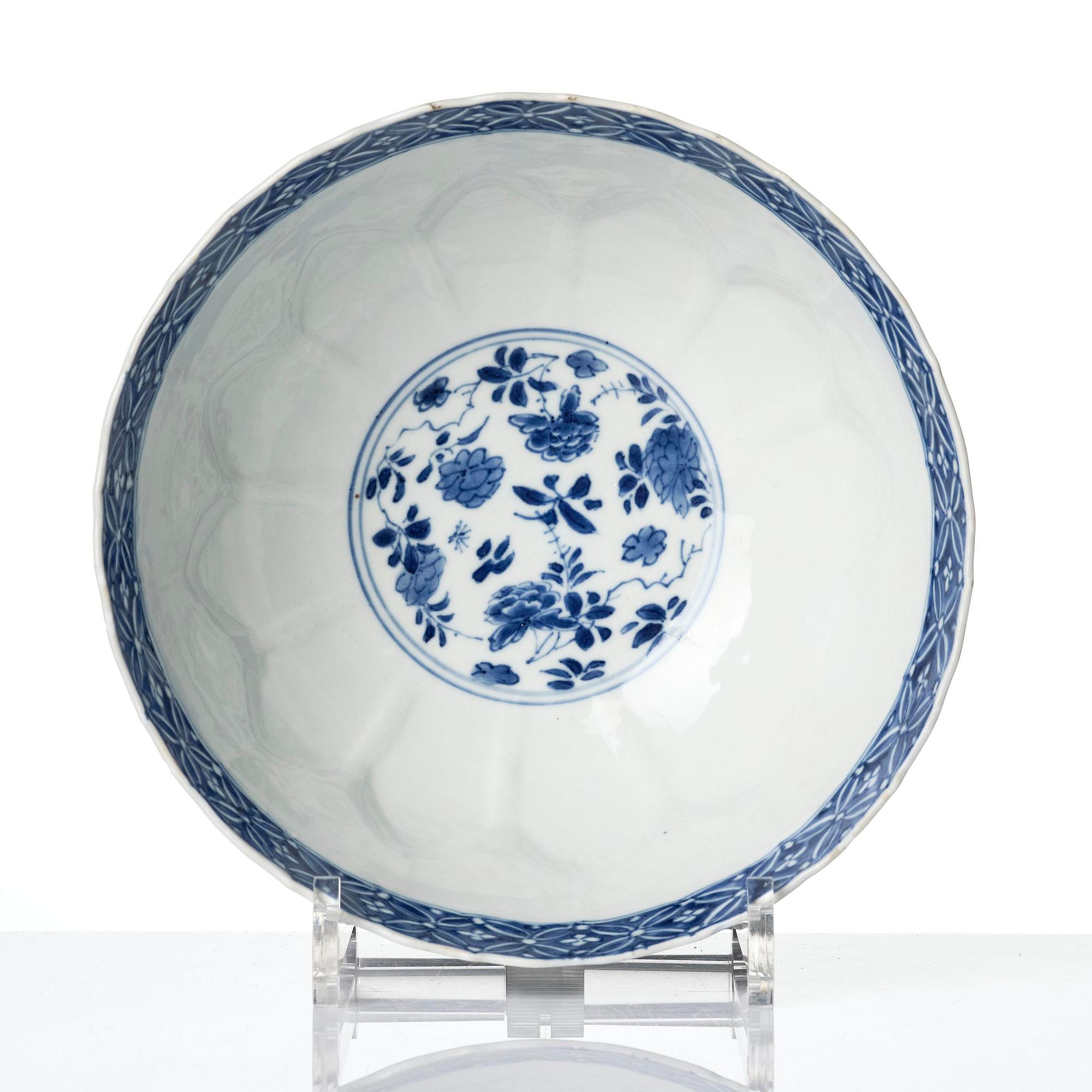 A blue and white 'floral' bowl, Qing dynasty, Kangxi (1662-1722).