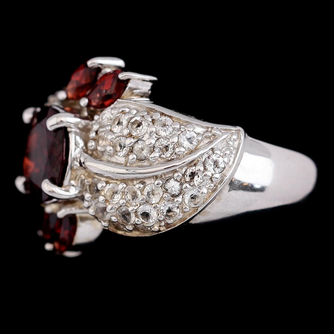 RING, sterlingsilver, granat och topaser. Vikt ca 8,3 g.