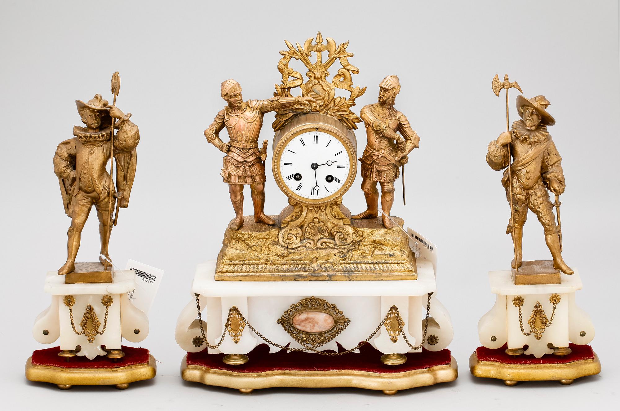 BORDSGARNITYR, 3 delar. Pendyl samt ett par skulpturer, nyrenässans, 1800-talets slut.