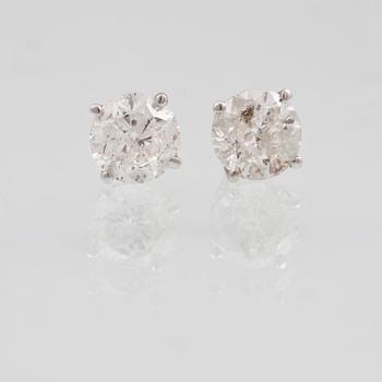 ÖRHÄNGEN, 14K vitguld med briljantslipade diamanter ca 1.50 ct. Vikt 1,3 gram.