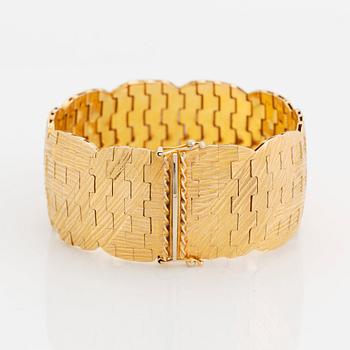 An 18K gold bracelet.