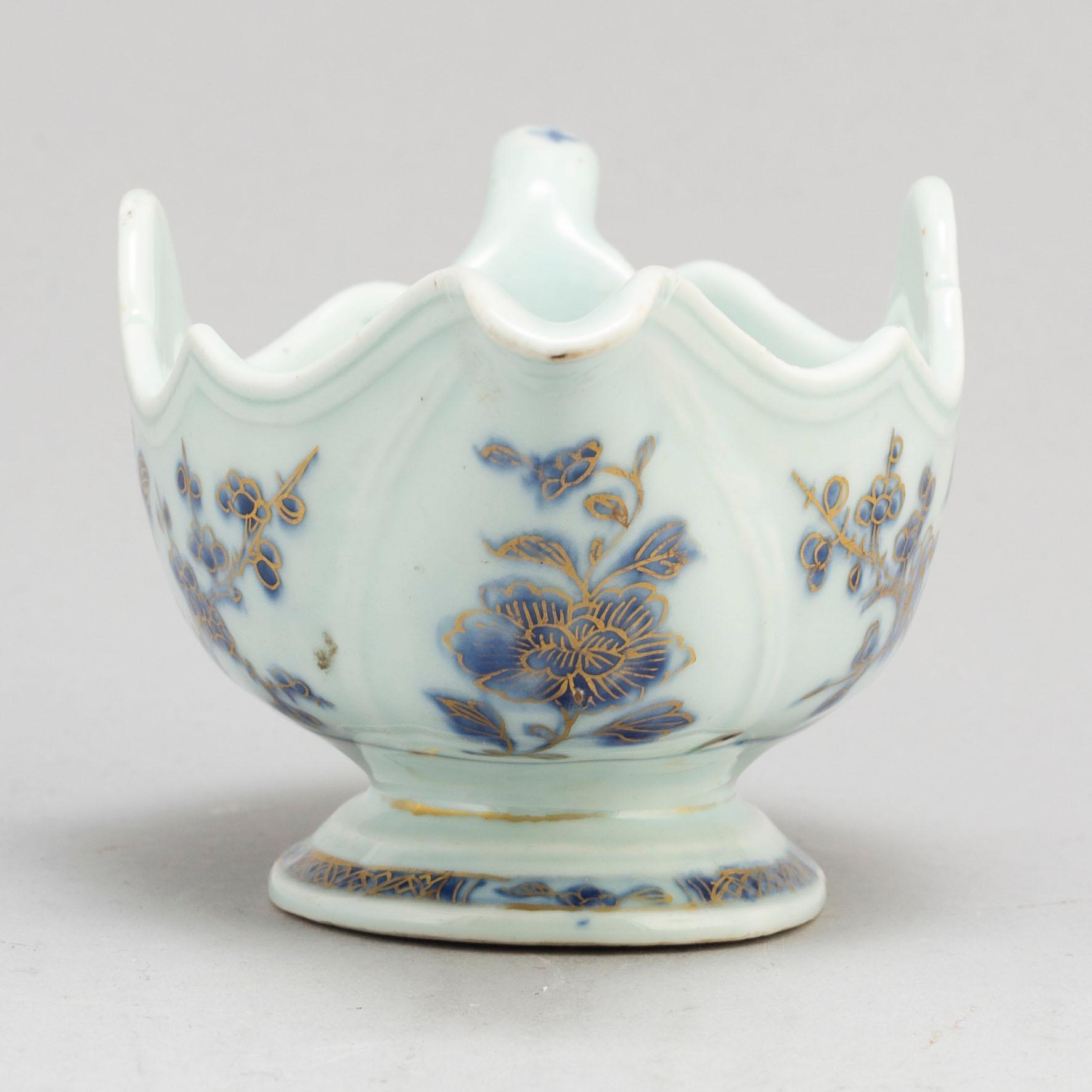 A blue and white export porcelain saucer, Qing dynasty, Qianlong (1736-95).