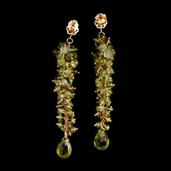 ÖRHÄNGEN, 1 par, 18 k guld, peridoter tot ca 58.00 ct, diamanter tot ca 0.22 ct.