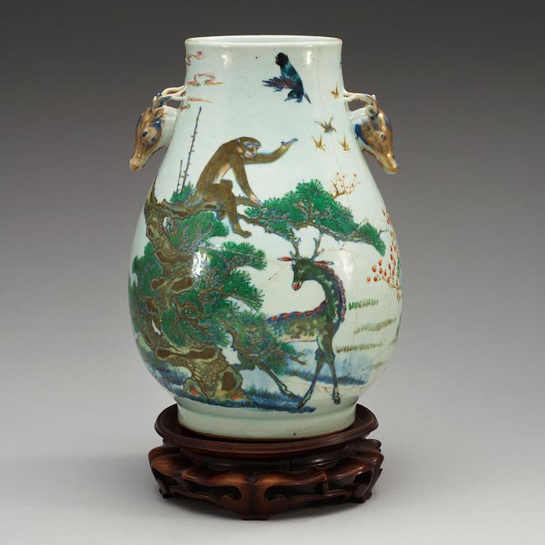 A wucai vase, Qing dynasty, with six charakter Qianlong mark.