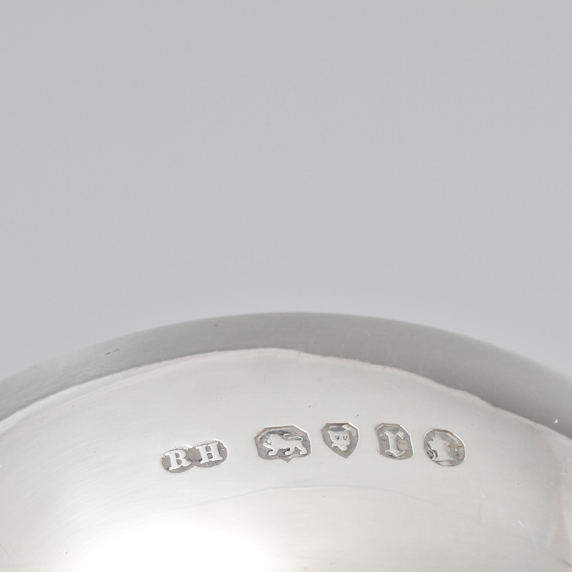 SKÅL PÅ FOT samt SOCKERRUSKA, silver, delvis London, 1800-tal. Vikt 335 g.