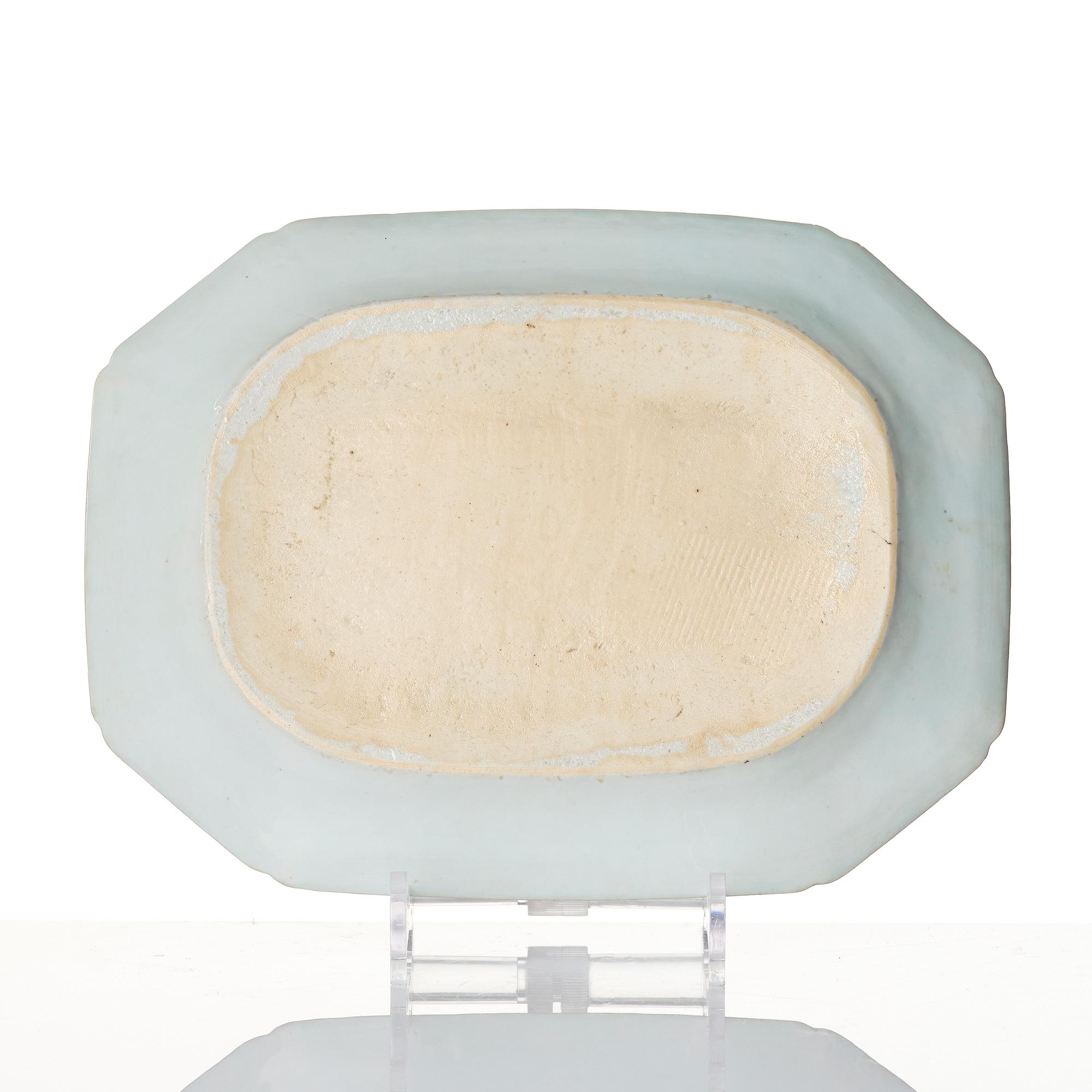 A blue and white serving dish, Qing dynasty, Qianlong (1736-95).